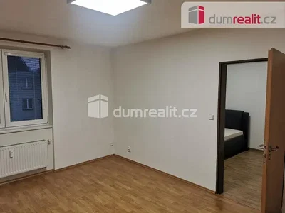 Camera da letto; pavimento in legno, luce naturale