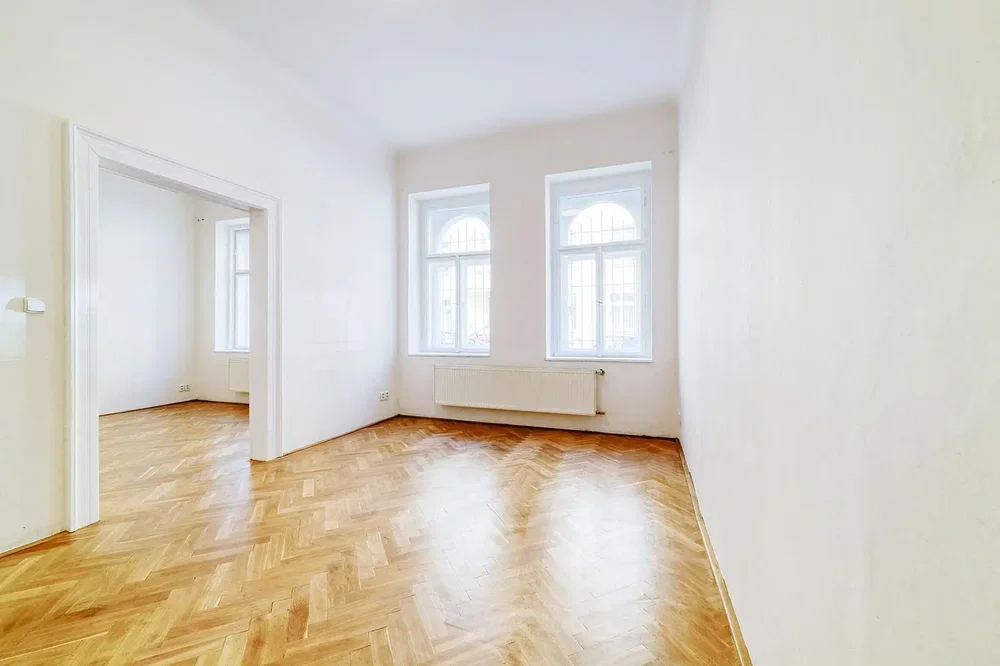 Salon; podłoga drewniana, światło dzienne