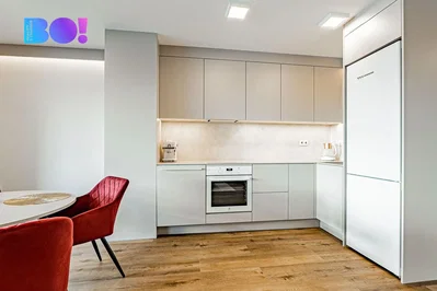 Kuhinja; kućanski aparati, drveni pod, prirodna svjetlost, moderan stil, renoviran