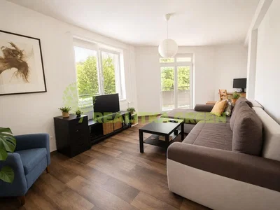 Obývací pokoj; výhled, přirozené světlo, dřevěná podlaha, moderní styl