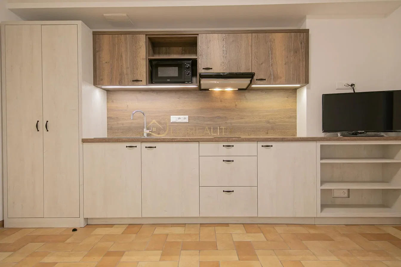 Cocina; electrodomésticos, suelo de madera, luz natural