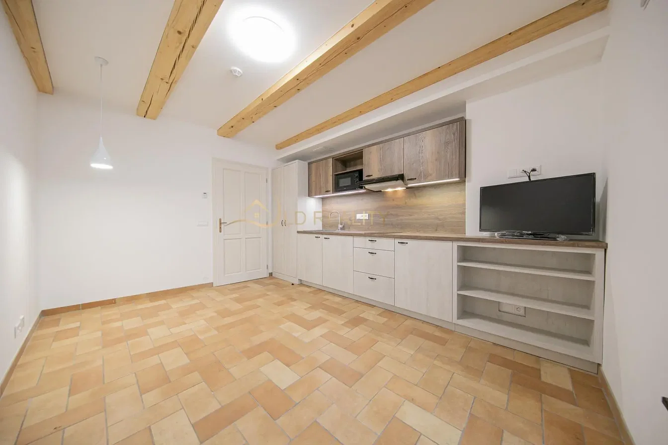 Cocina; suelo de baldosas, vigas de madera, electrodomésticos, luz natural