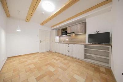 Cocina; suelo de baldosas, vigas de madera, electrodomésticos, luz natural