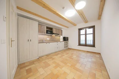 Cocina; suelo de baldosas, vigas de madera, luz natural, electrodomésticos
