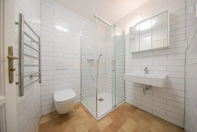 Baño; suelo de baldosas, renovado, luz natural