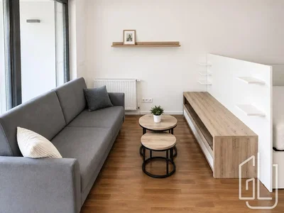 Salón; suelo de madera, luz natural, estilo moderno