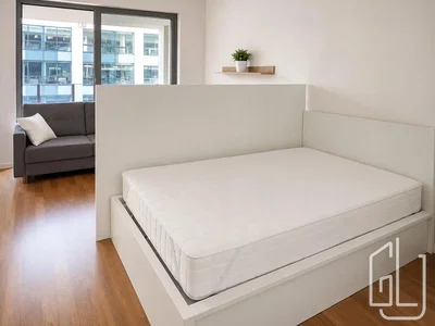 Dormitorio; suelo de madera, luz natural