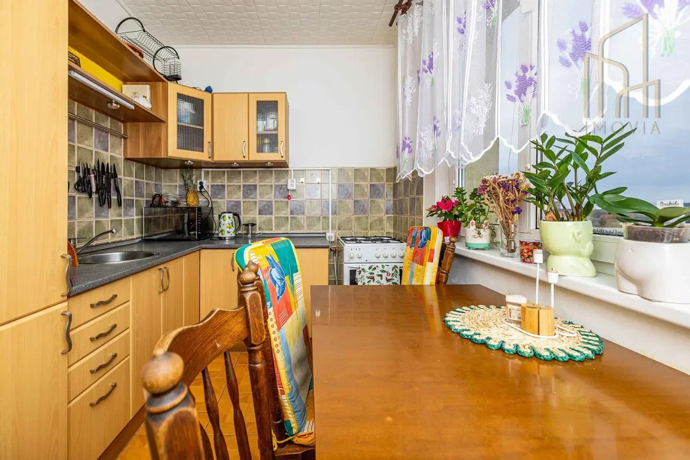 Cocina; electrodomésticos, luz natural, estilo rústico, suelo de madera