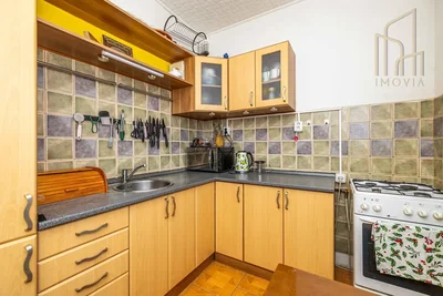 Cocina; electrodomésticos, suelo de madera, luz natural