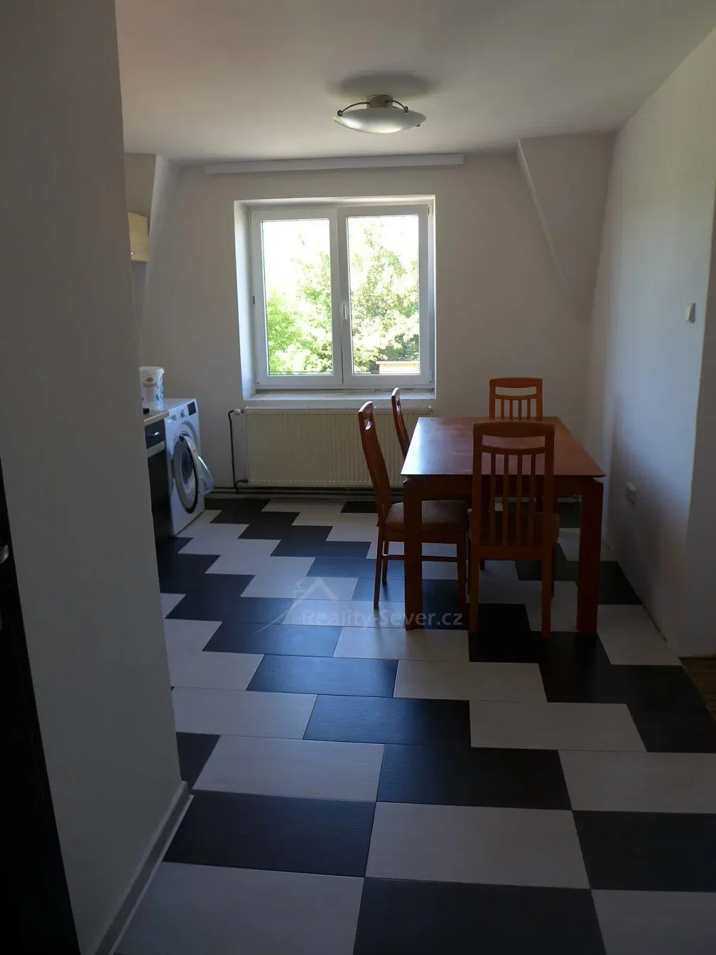 Kuhinja; pločice, prirodna svjetlost
