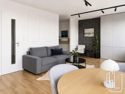Obývací pokoj; dřevěná podlaha, přirozené světlo, moderní styl