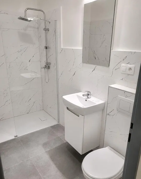 Casa de banho; chão de azulejo, renovado, luz natural