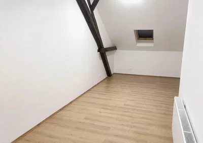 Quarto de criança; chão de madeira, luz natural