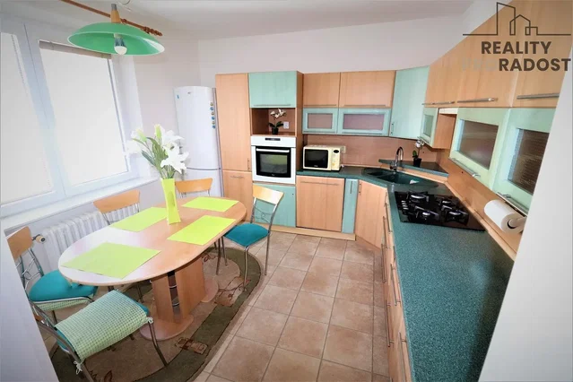 Kitchen; kitchen appliances, natural light, modern style