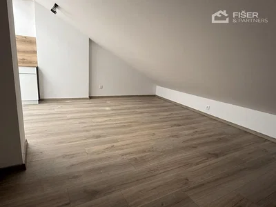 Camera dei bambini; pavimento in legno, luce naturale