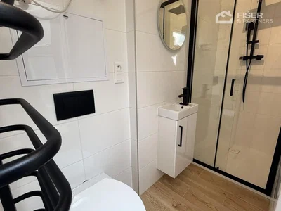 Toilette; pavimento in legno, pavimento in piastrelle, ristrutturato, luce naturale
