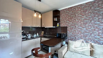 Cocina; electrodomésticos, suelo de madera, luz natural