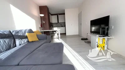 Salón; luz natural, suelo de baldosas
