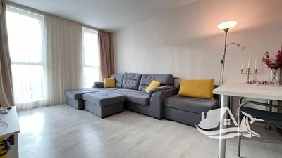 Salón; luz natural, estilo moderno