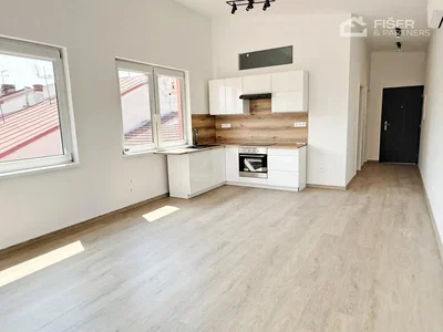 Cucina; elettrodomestici, pavimento in legno, luce naturale, ristrutturato