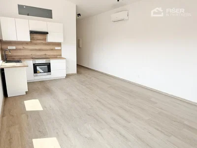 Cucina; elettrodomestici, pavimento in legno, luce naturale