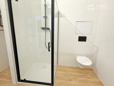 Toilette; pavimento in piastrelle, ristrutturato, luce naturale