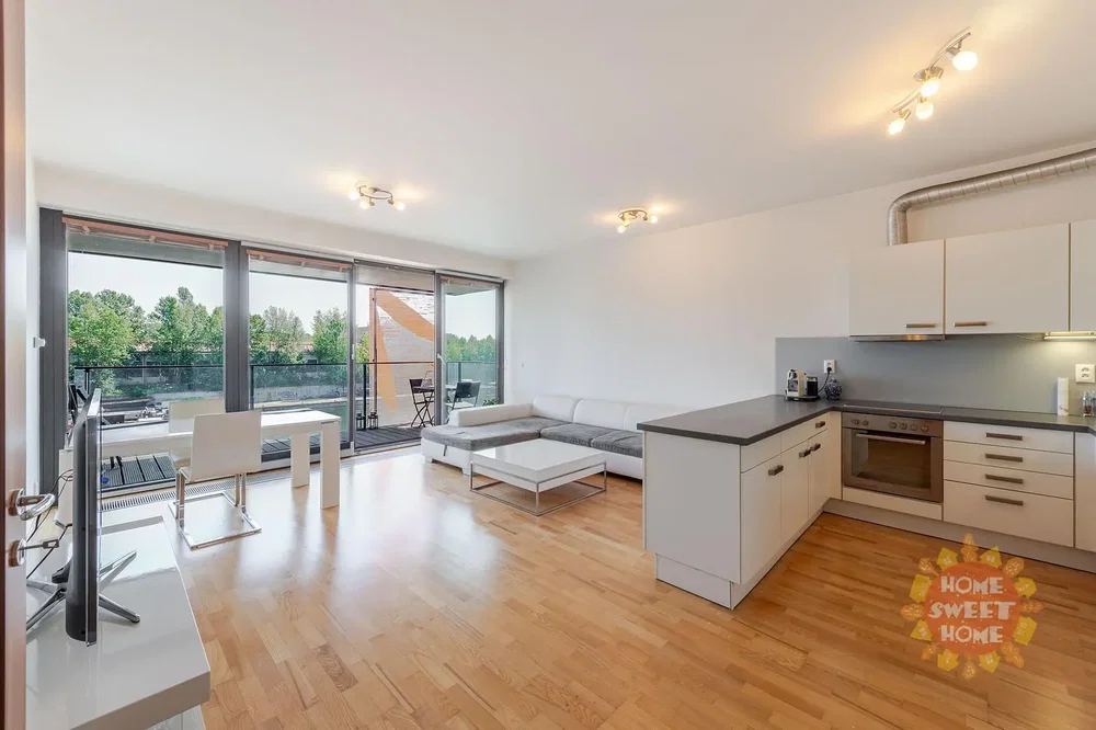 Soggiorno; vista, elettrodomestici, pavimento in legno, luce naturale, stile moderno