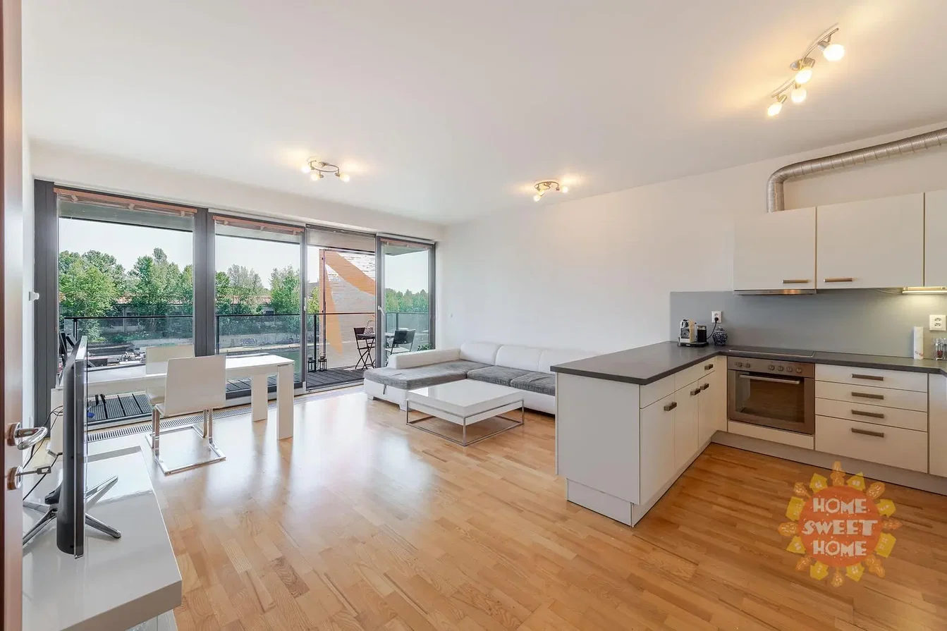 Soggiorno; vista, elettrodomestici, pavimento in legno, luce naturale, stile moderno