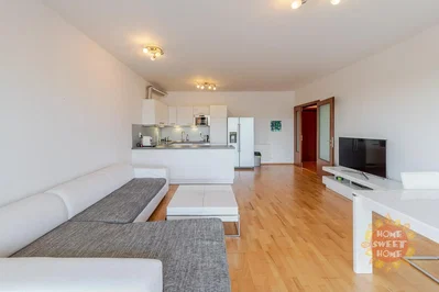 Soggiorno; pavimento in legno, luce naturale, stile moderno