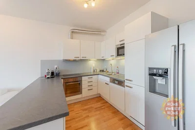 Cucina; elettrodomestici, pavimento in legno, ristrutturato, luce naturale