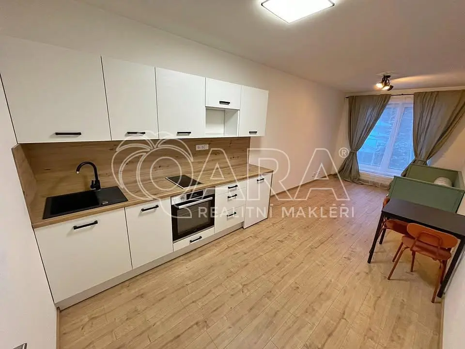Cucina; elettrodomestici, pavimento in legno, luce naturale