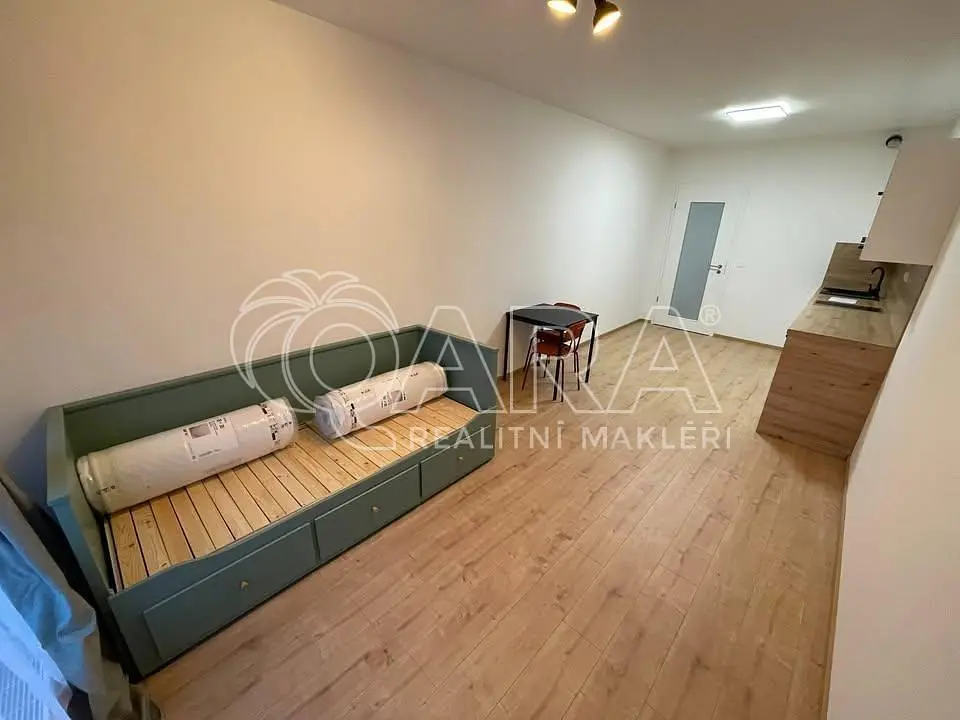 Camera da letto; pavimento in legno, luce naturale