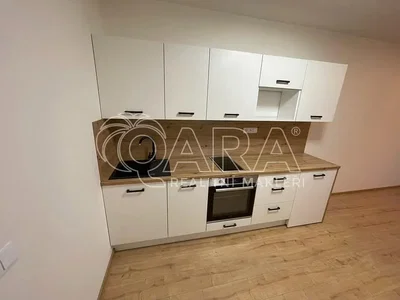 Cucina; elettrodomestici, pavimento in legno, luce naturale