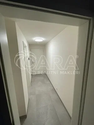 Altro; pavimento in piastrelle, luce naturale