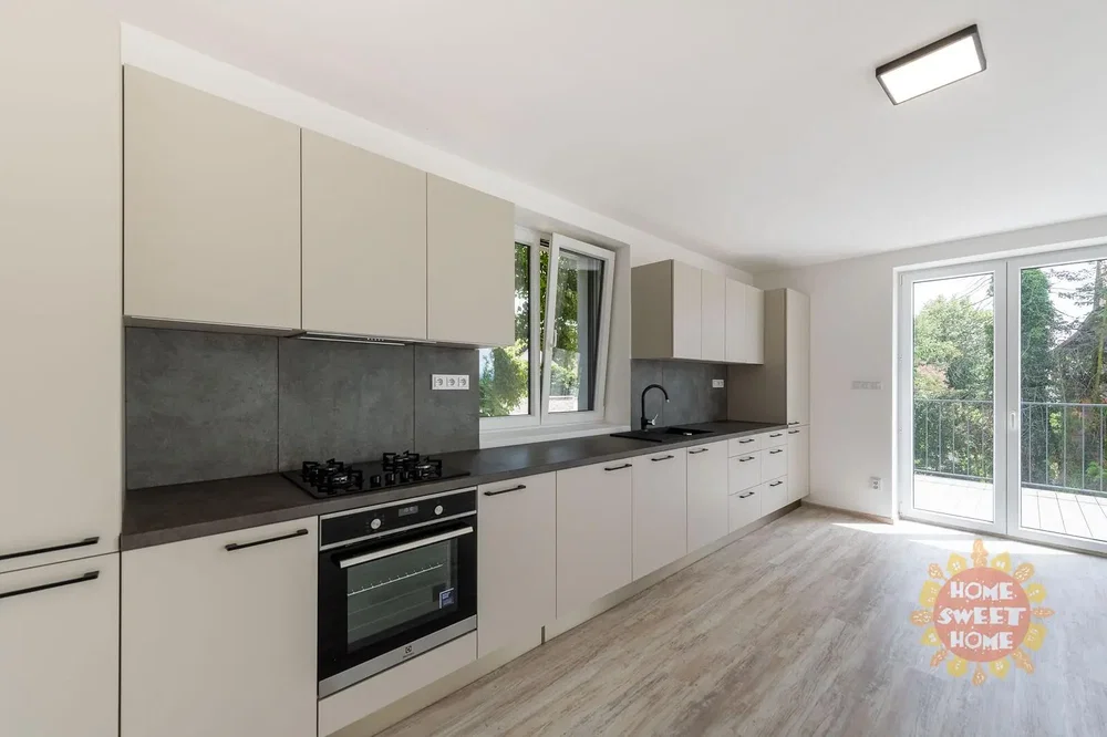 Cucina; elettrodomestici, luce naturale, stile moderno