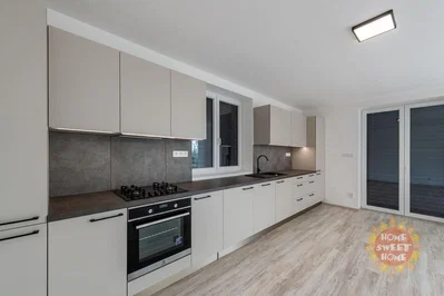 Cucina; elettrodomestici, luce naturale, ristrutturato, pavimento in piastrelle