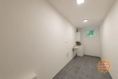 Altro; pavimento in piastrelle, luce naturale