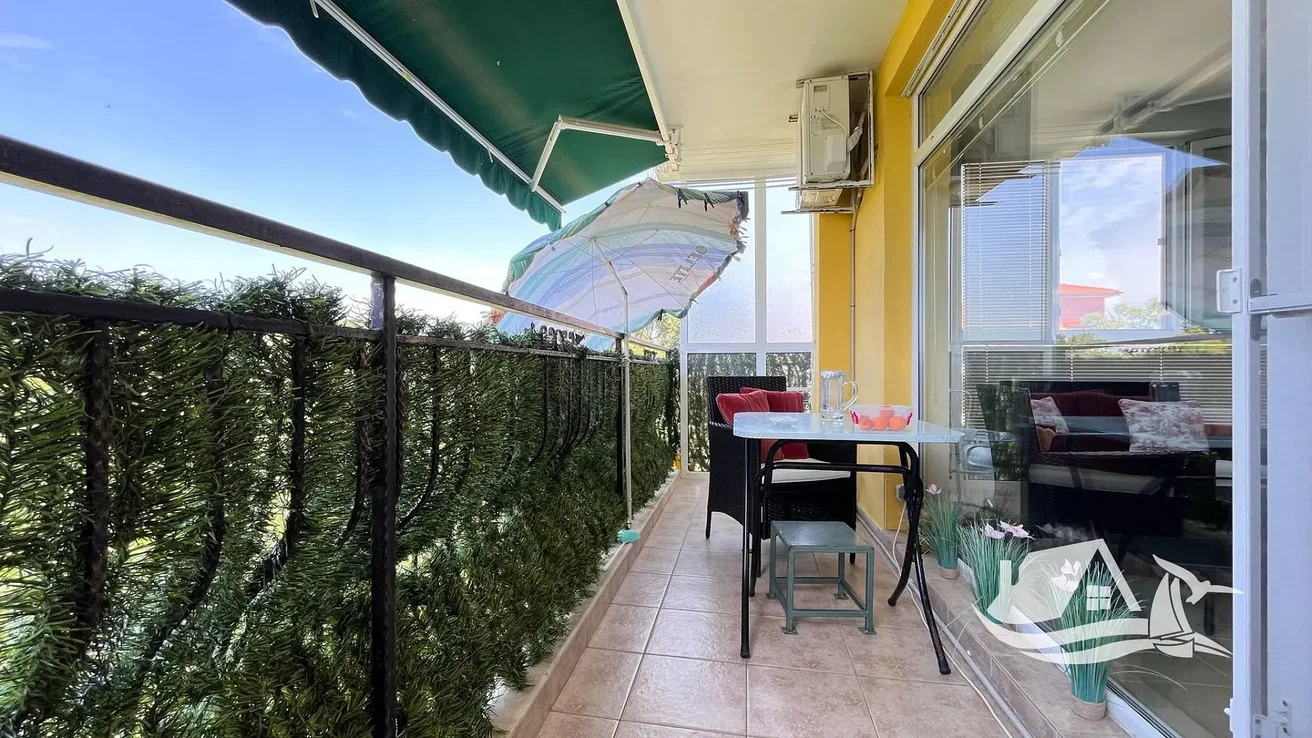 Balcone; luce naturale, pavimento in piastrelle