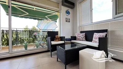 Balcone; luce naturale, pavimento in piastrelle