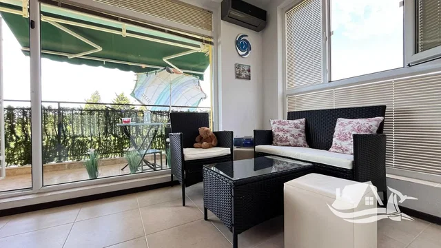 Balcone; luce naturale, pavimento in piastrelle