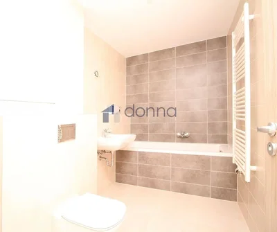 Bagno; pavimento in piastrelle, ristrutturato, luce naturale