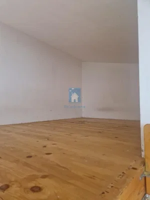 Sonstiges; holzboden, renovierungsbedürftig, tageslicht