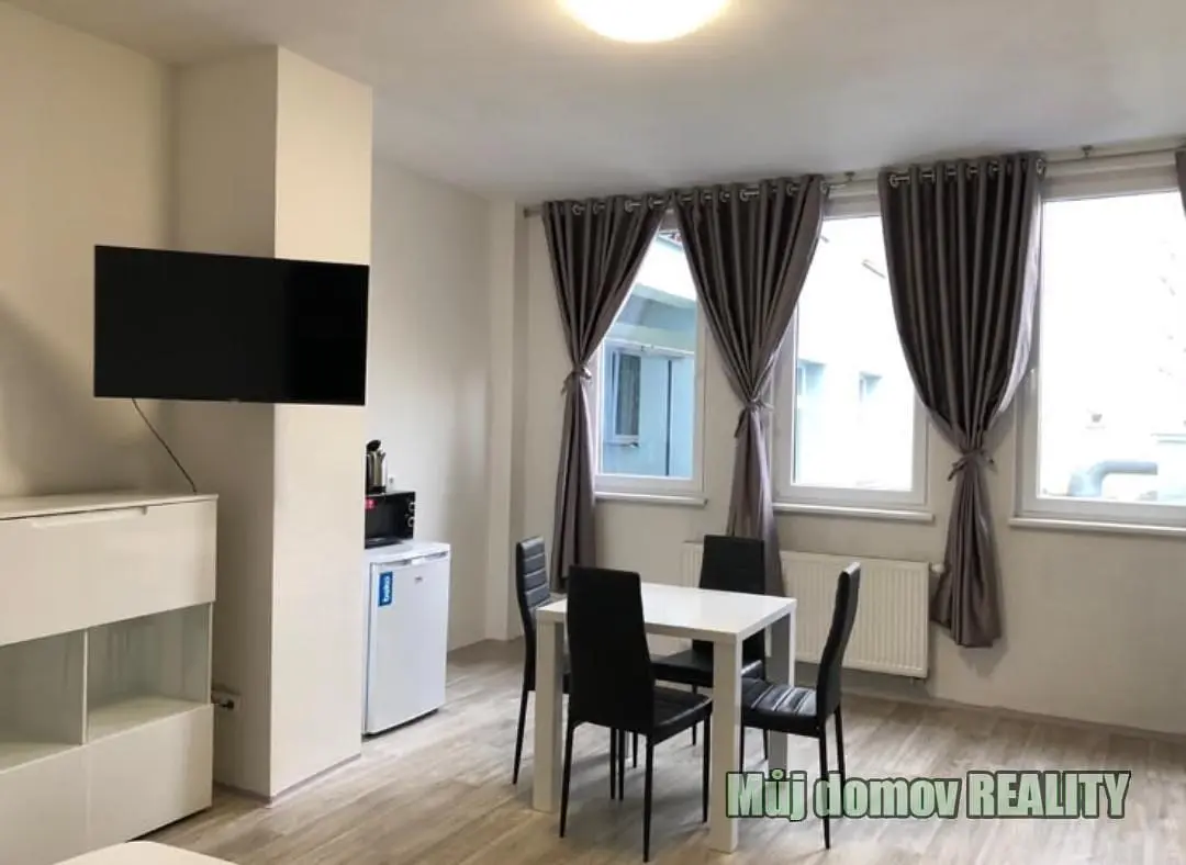 Salon; lumière naturelle, carrelage