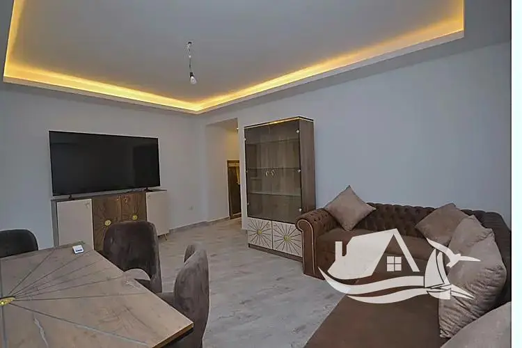 Wohnzimmer; fliesenboden, tageslicht, moderner stil