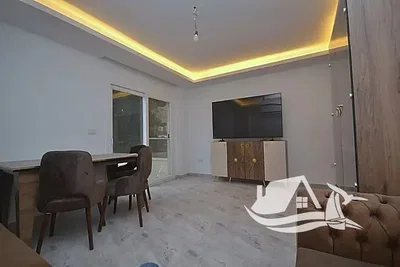 Wohnzimmer; fliesenboden, tageslicht, moderner stil, renoviert