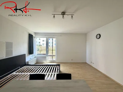 Schlafzimmer; holzboden, tageslicht