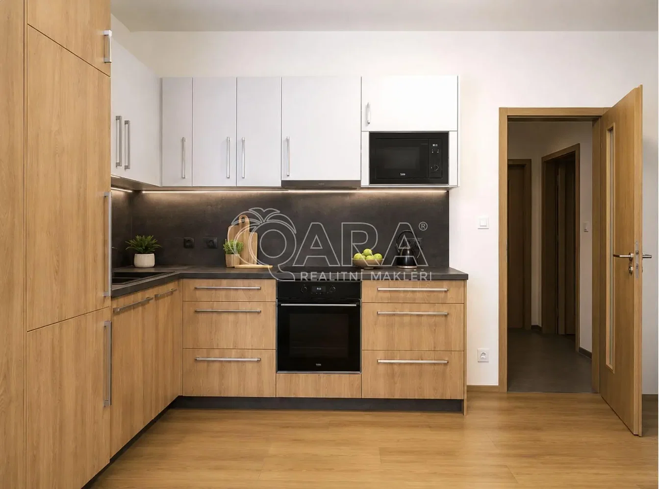 Cozinha; eletrodomésticos, chão de madeira, renovado, luz natural