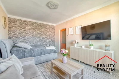 Sala de estar; luz natural, estilo moderno, chão de madeira