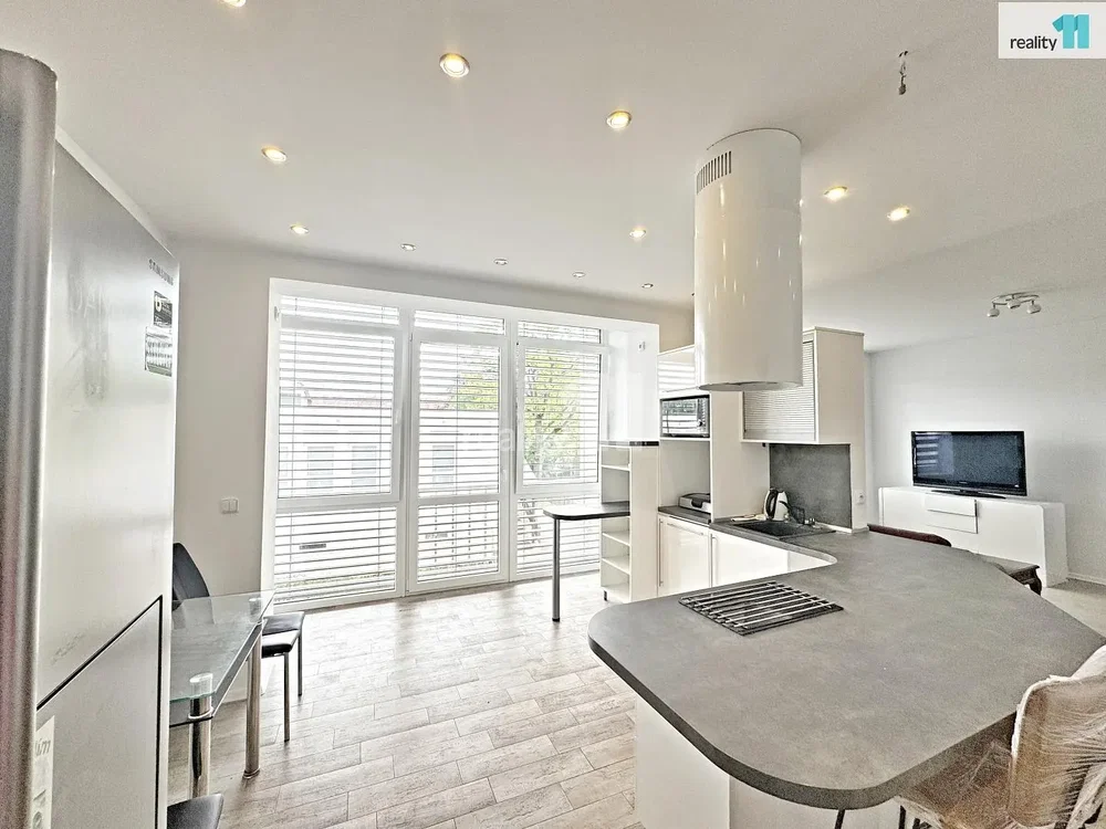 Cuisine; électroménager, lumière naturelle, carrelage, style moderne