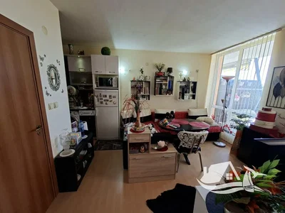 Dnevni boravak; kućanski aparati, prirodna svjetlost, moderan stil